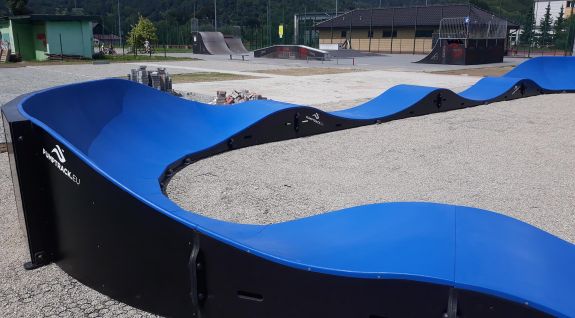 Pista ciclabile Pumptrack composta da moduli