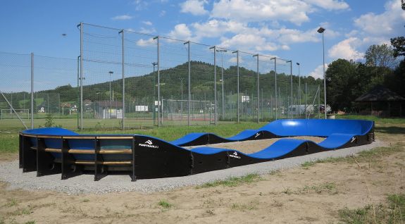 Pista ciclabile Pumptrack composta da moduli