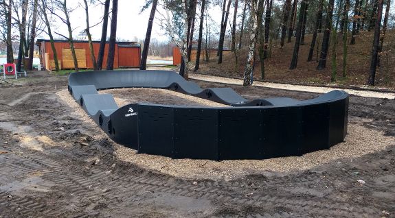 Pista ciclabile Pumptrack composta da moduli