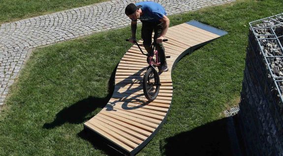 BMX mostra su un pumptrack mobile